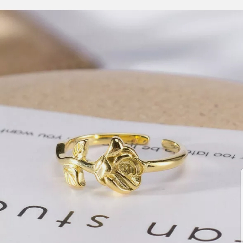 Adjustable women's gold rose ring